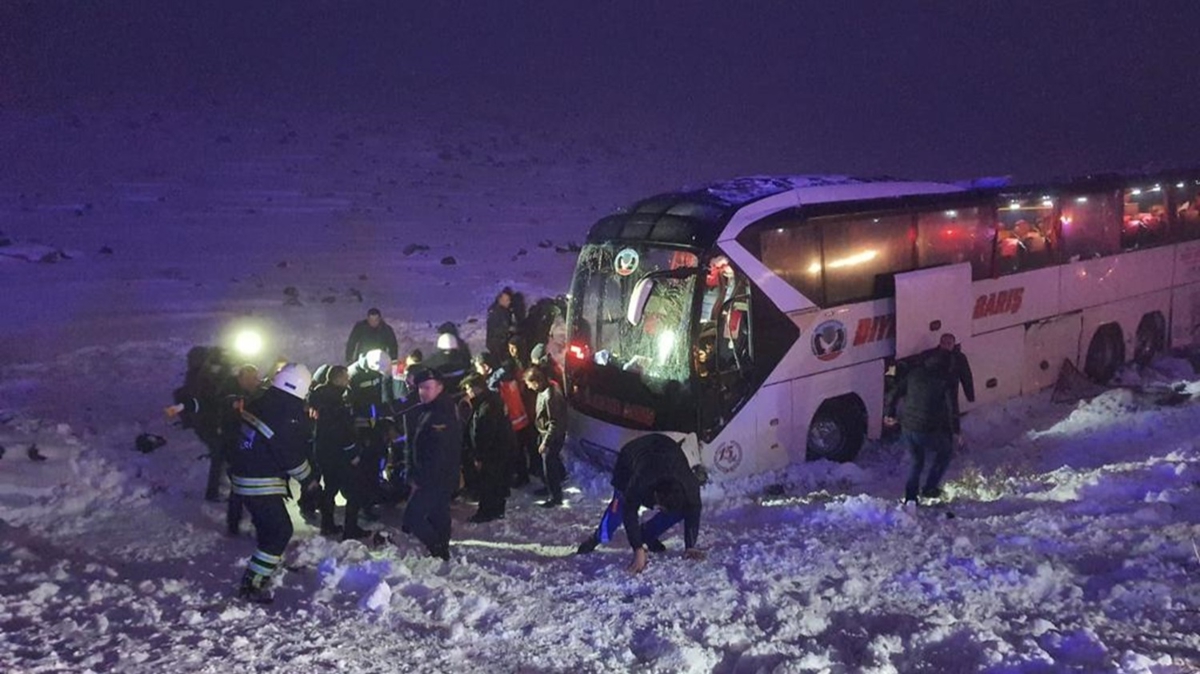 Diyarbakr'da yolcu otobs arampole devrildi: 4' ar 30 yaral