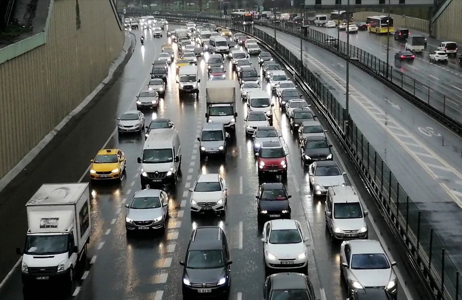stanbul'da etkili olan yamur trafik younluuna neden oldu