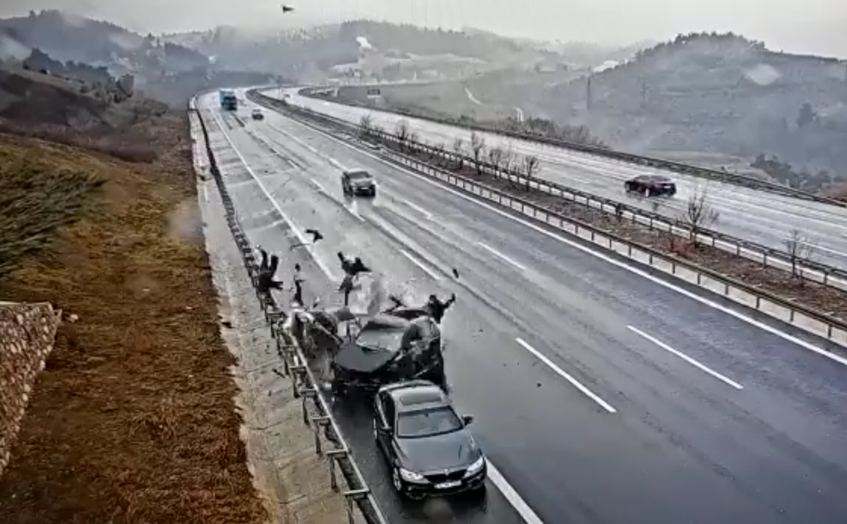 Bursa'da facia b�yle geldi! 4 ki�inin �ld��� kaza an� kameraya yans�d�