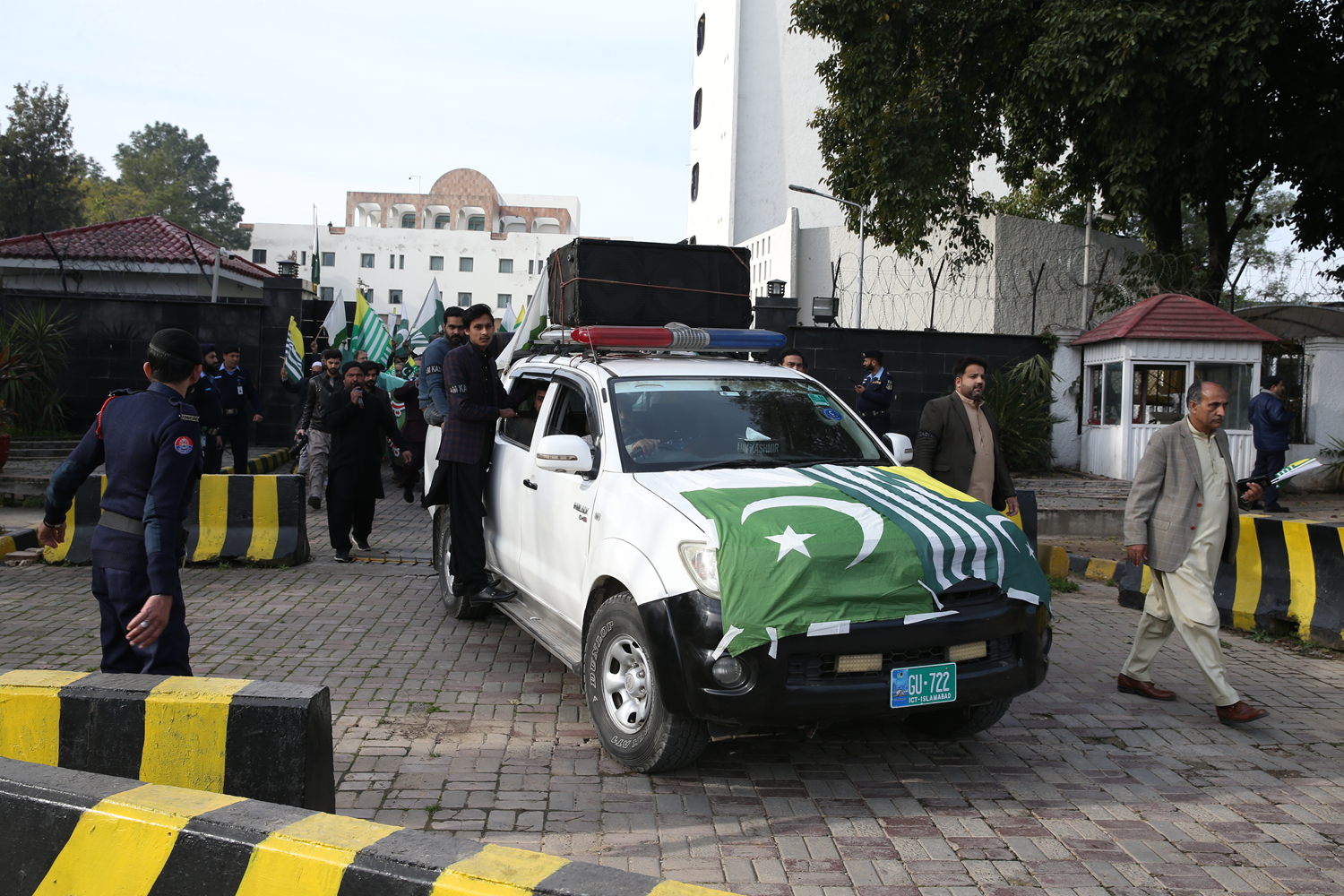 Pakistan'dan Hindistan'a Ke�mir tepkisi
