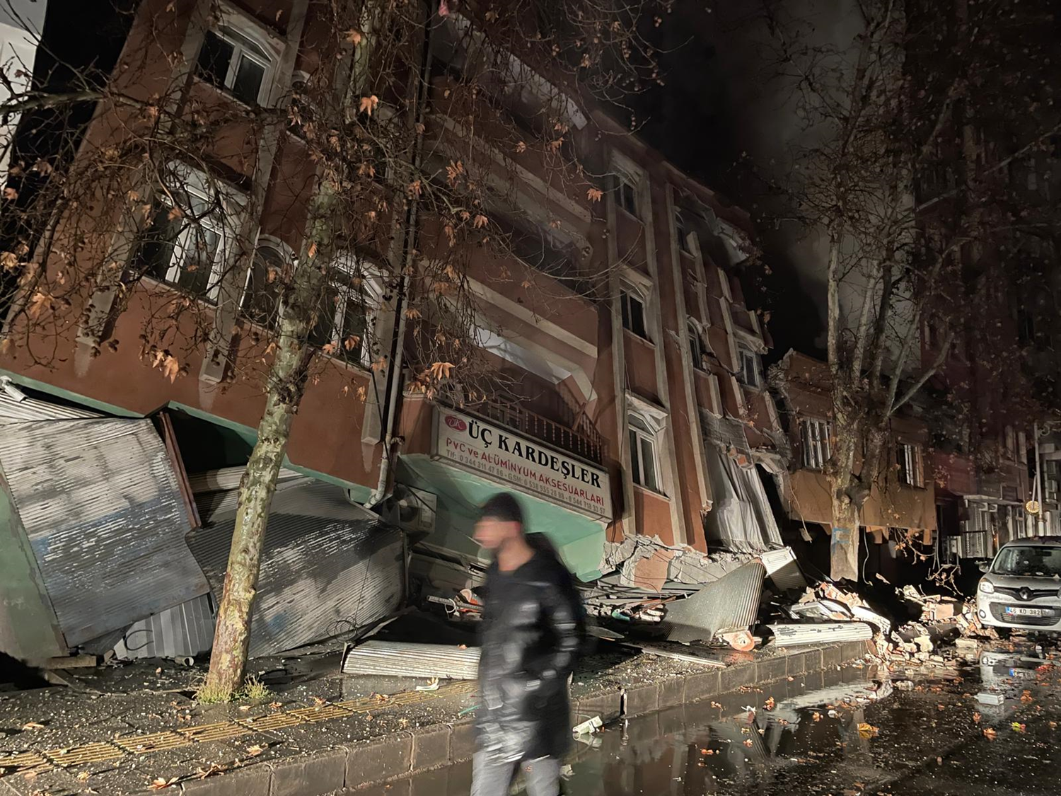 K�z�lay'dan deprem b�lgesi i�in 'kan ba����' �a�r�s�