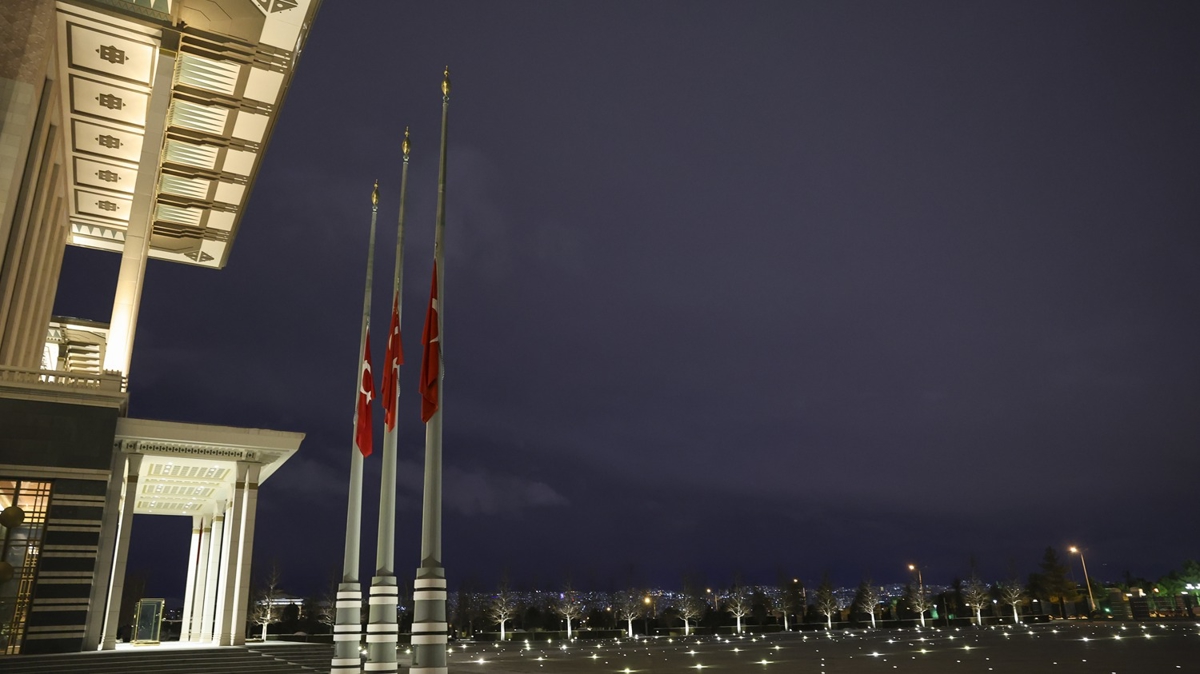 Milli yas ilannn ardndan tm Trkiye'de bayraklar yarya indirildi 