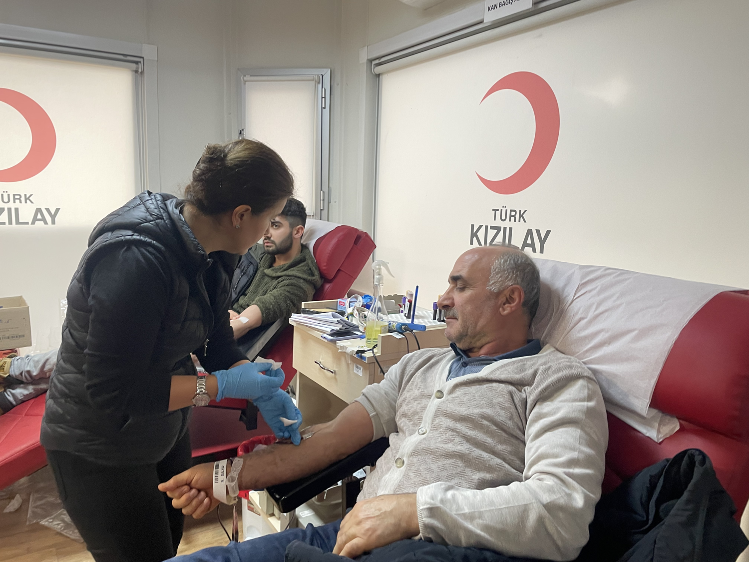 Vatanda�lar depremlerin ard�ndan kan ba���� i�in K�z�lay merkezlerine ak�n etti