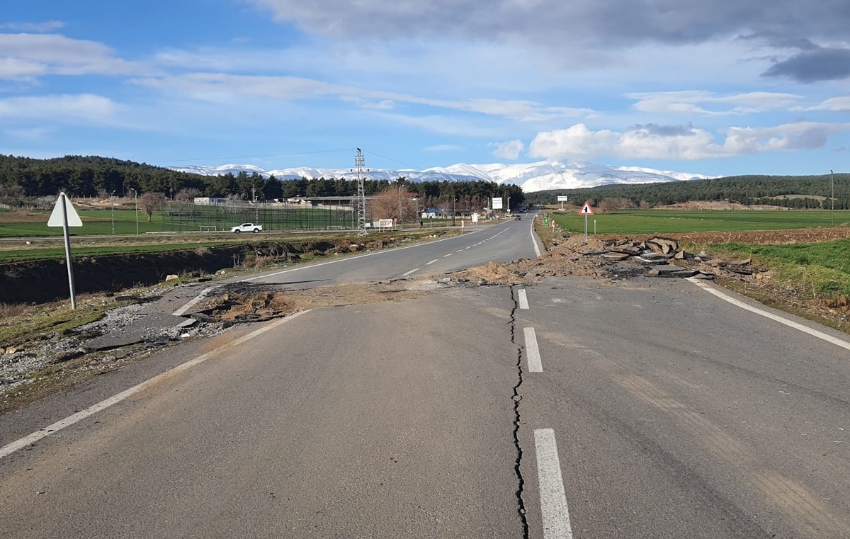 7,7'lik depreme neden olan fay�n yery�z�n� kesti�i yer bulundu!