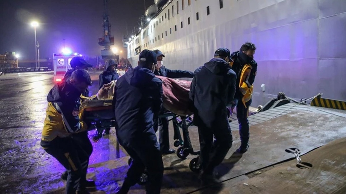 TCG skenderun gemisiyle, deprem blgesinden 98 yaral Mersin'e tahliye edildi