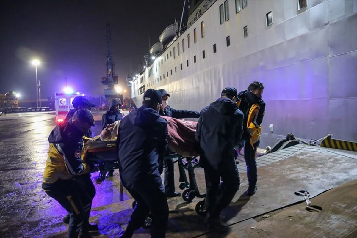 TCG �skenderun gemisiyle, deprem b�lgesinden 98 yaral� Mersin'e tahliye edildi