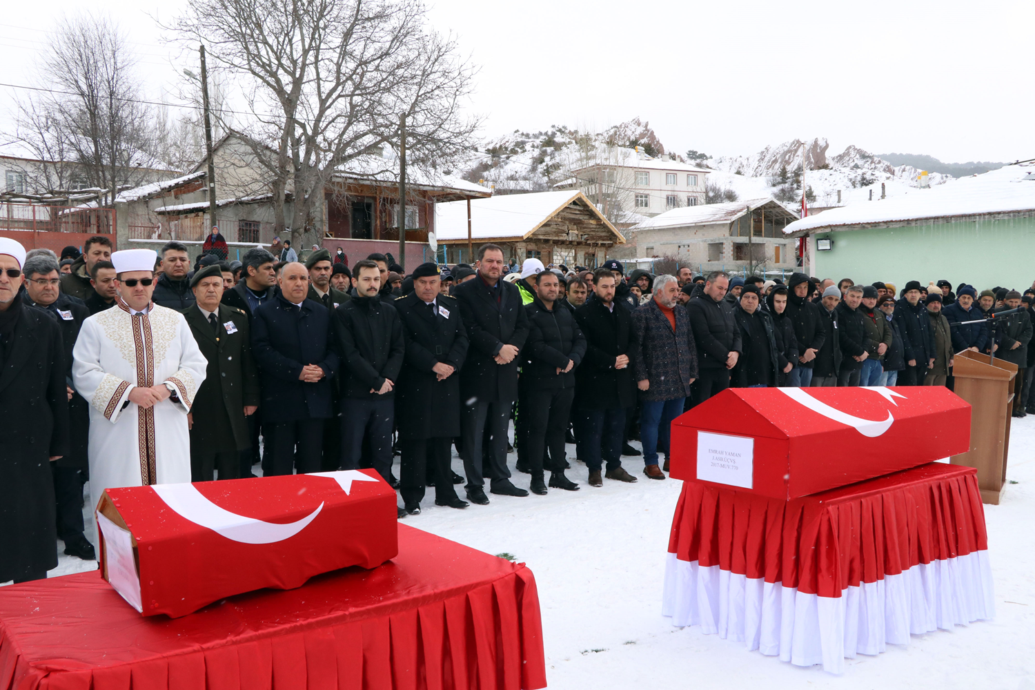 Depremde hayat�n� yitiren astsubay ile 1 ya��ndaki o�lu �ank�r�'da son yolculu�una u�urland�