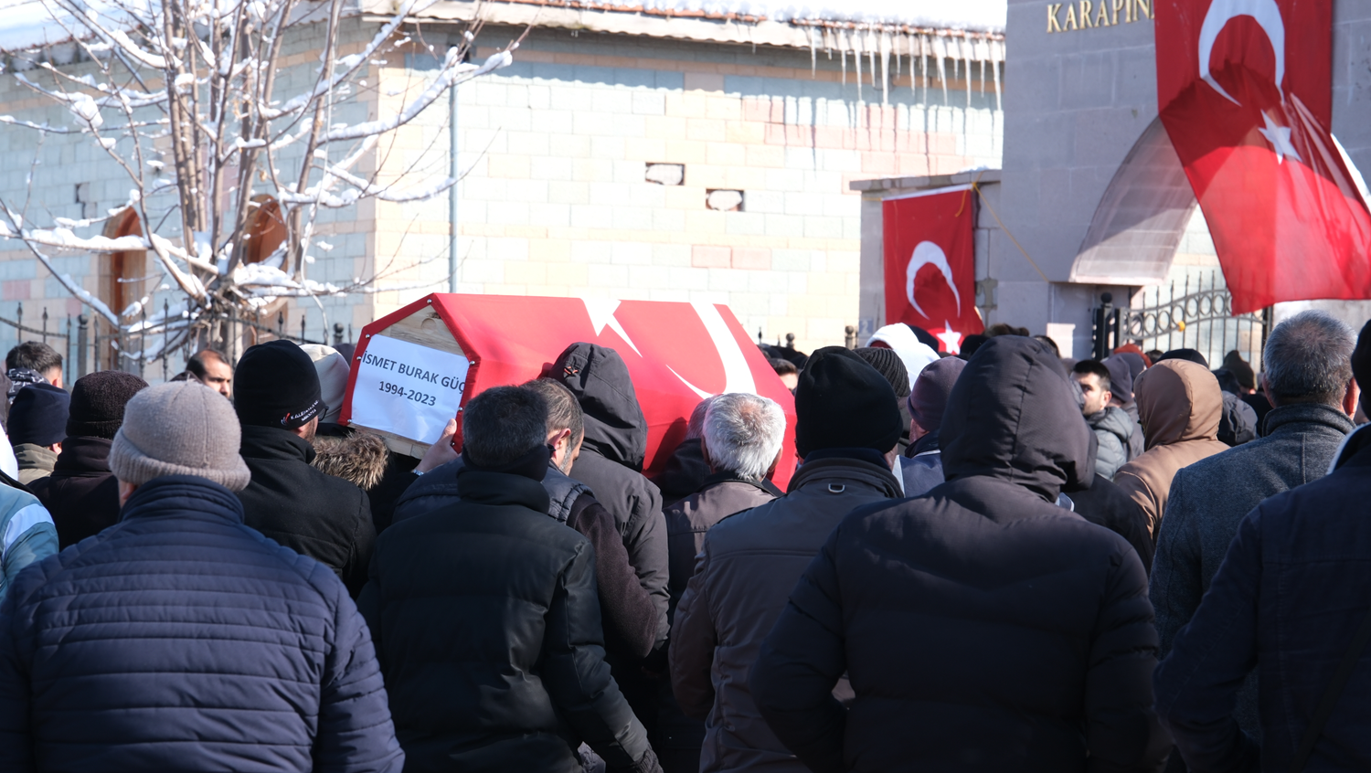 Depremde hayat�n� kaybeden polis memuru dualara defnedildi