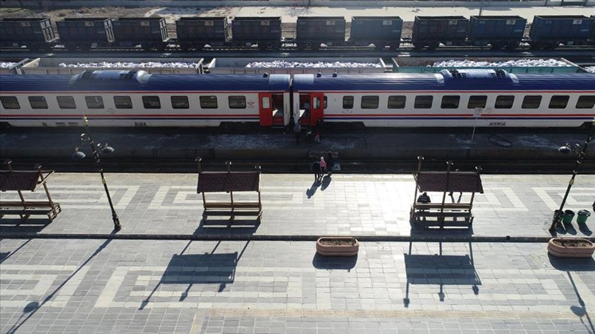 Depremden etkilenen vatanda�lar TCDD vagonlar�nda konakl�yor