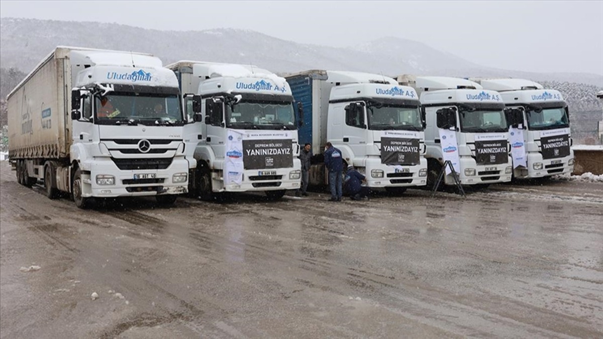Dou Anadolu'da trlara yklenen acil yardm malzemeleri depremzedeler iin yola kt