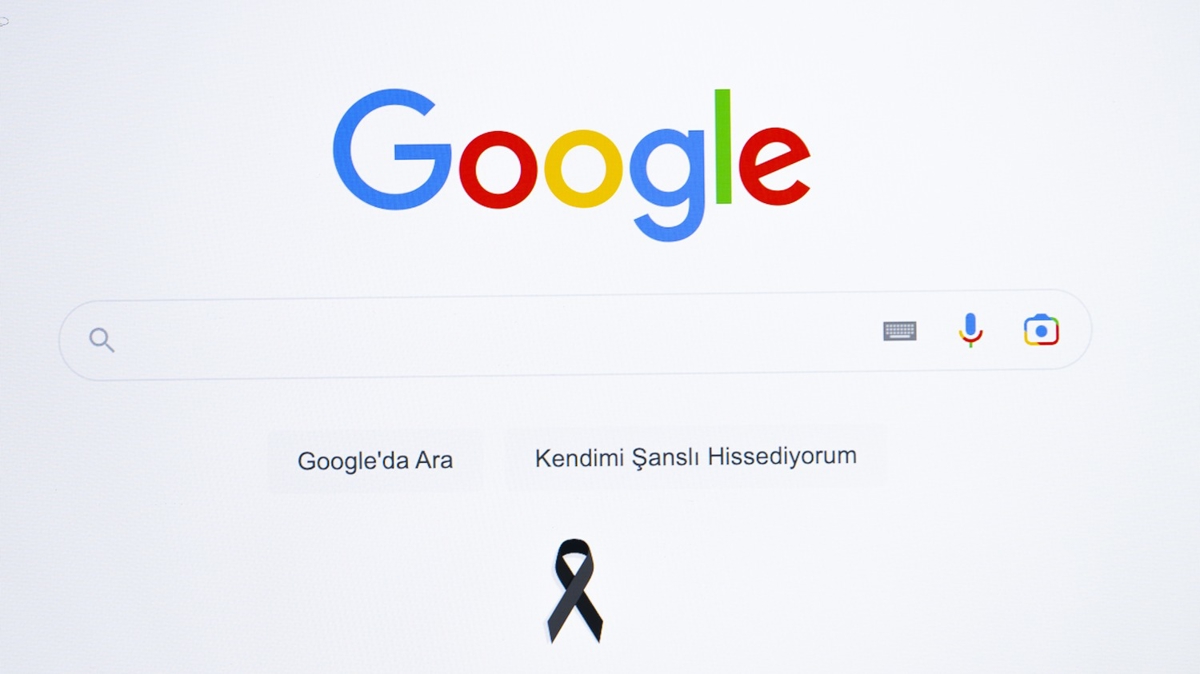 Google'dan Trke ana sayfasna siyah kurdele