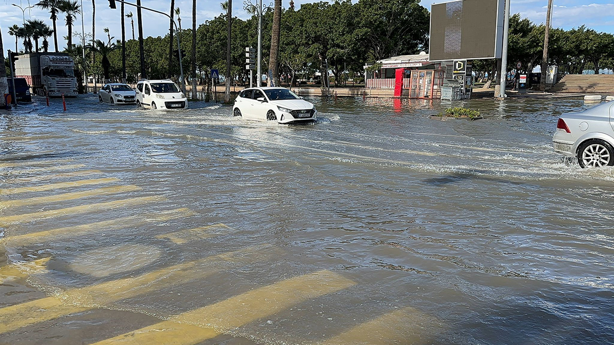�skenderun'da deniz seviyesi y�kselmeye ba�lad�
