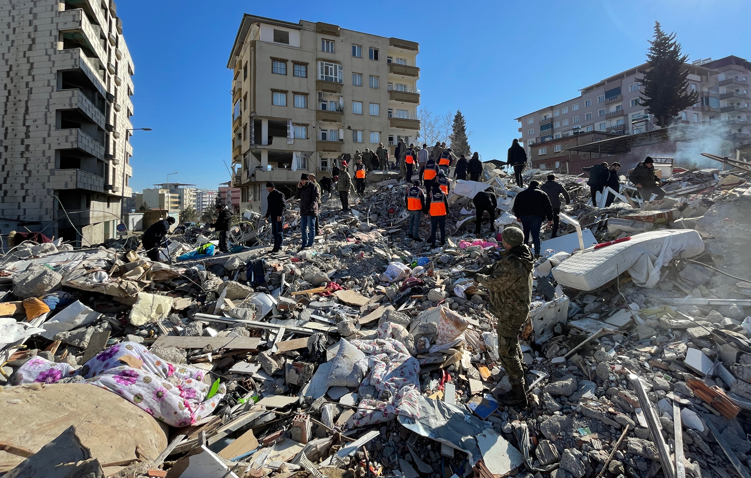 Deprem b�lgesinde yay�n yapan uydu kanallar�ndan 3 ay �cret al�nmayacak