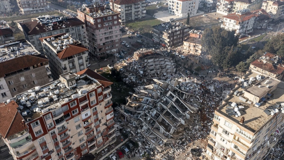 Azerbaycanl besteci Siyavu Kerimi'den Trkiye'deki depremzedeler iin beste