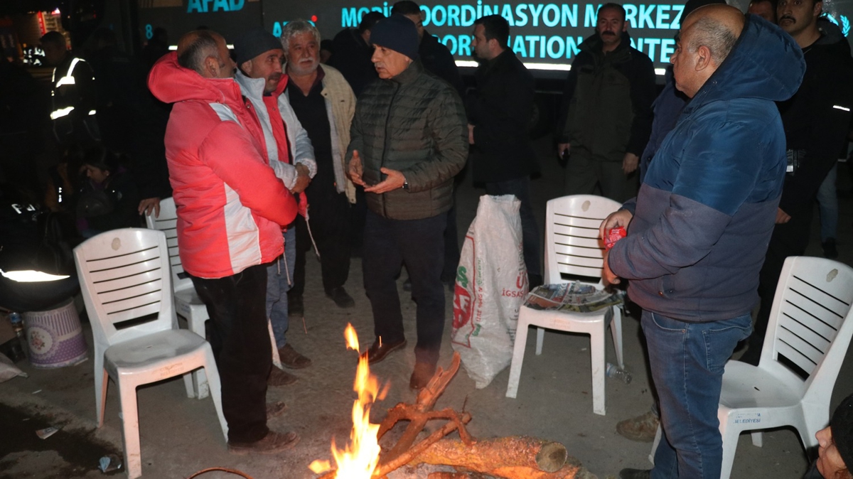 Bakan Kirici, Adana'da deprem blgesinde incelemelerini srdrd 