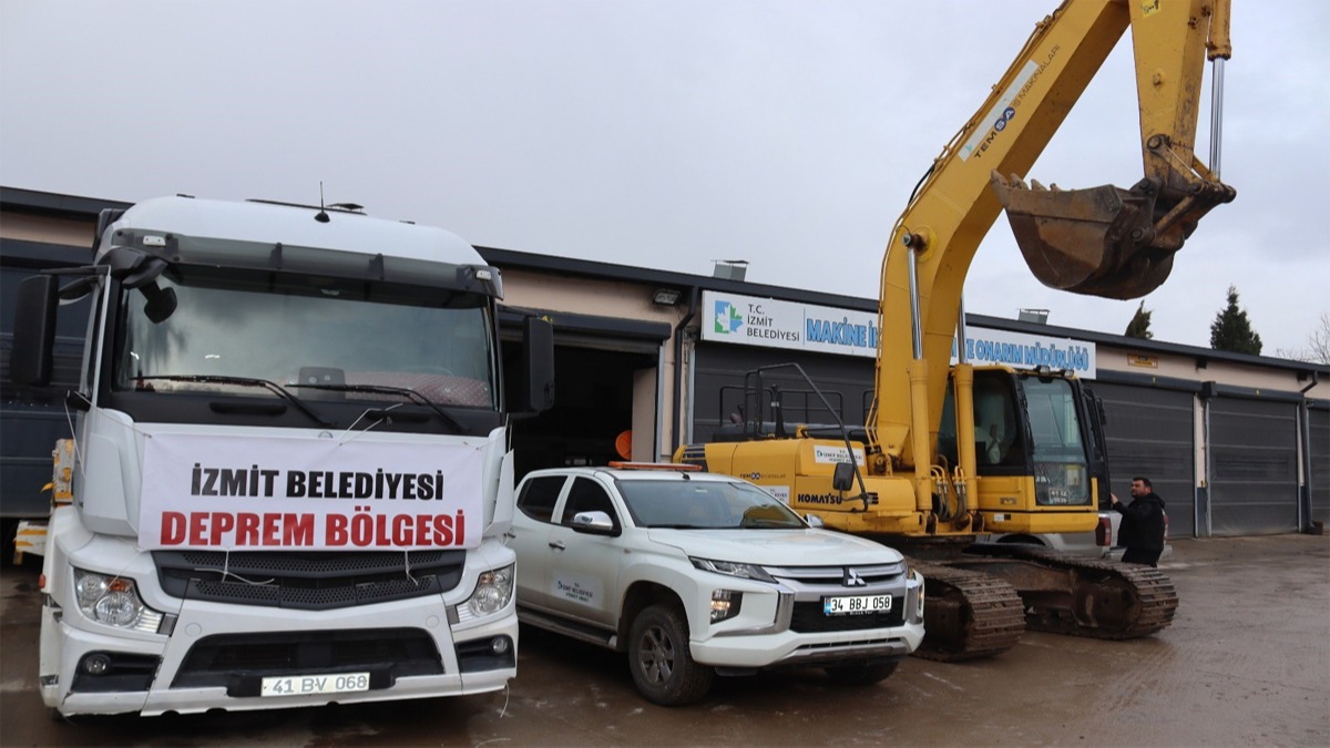 Depremzedeler iin zmit'ten yola kan i makineleri Hatay'a ulat