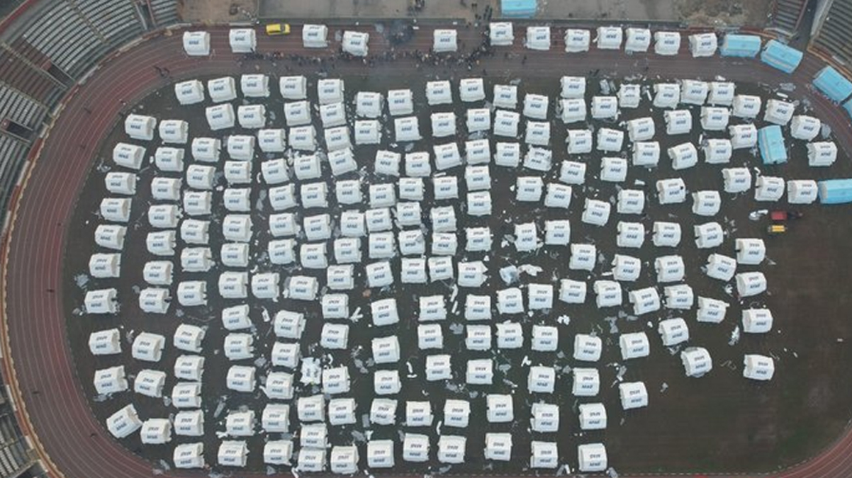 Devlet vatanda��n�n yan�nda olmaya devam ediyor: Stadyuma �ad�r kent in�a edildi