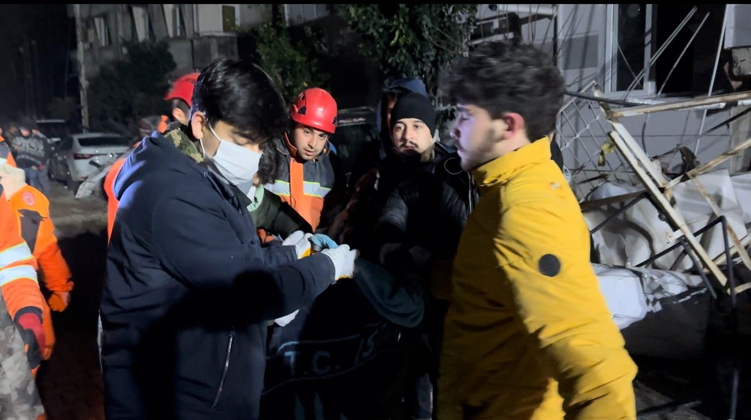 Hatay'�n Antakya il�esinde enkaz�n alt�nda kalan gen� 47 saat sonra sa� ��kar�ld�