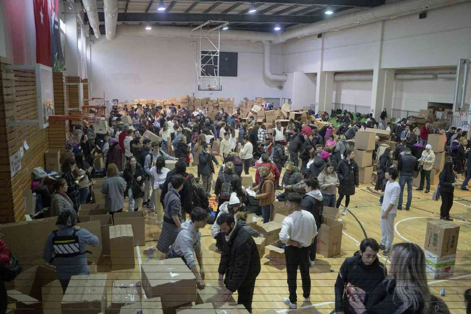 �zmir kul�pleri, depremzedeler i�in tek y�rek oldu