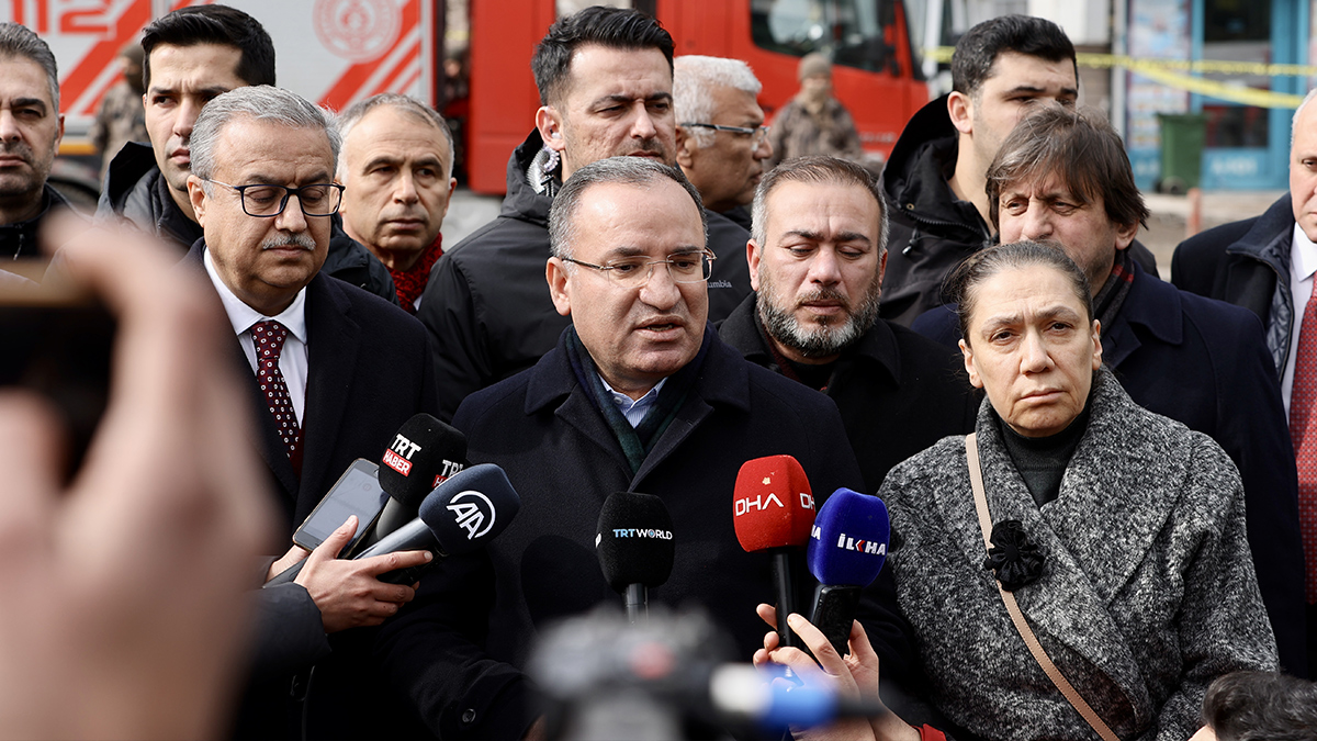 Adalet Bakan� Bozda�: Depremde y�k�lan binalar� yapanlar hakk�nda tahkikatlar ba�lat�lm��t�r