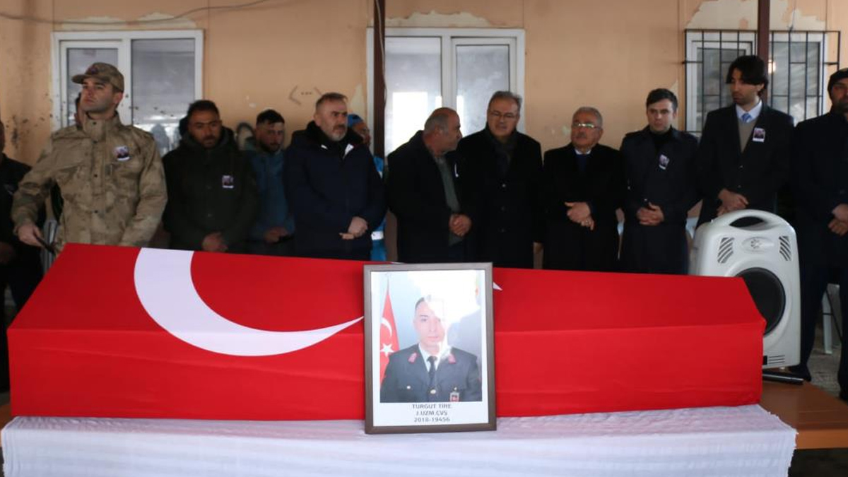 Depremde hayat�n� kaybeden Uzman �avu� dualarla defnedildi