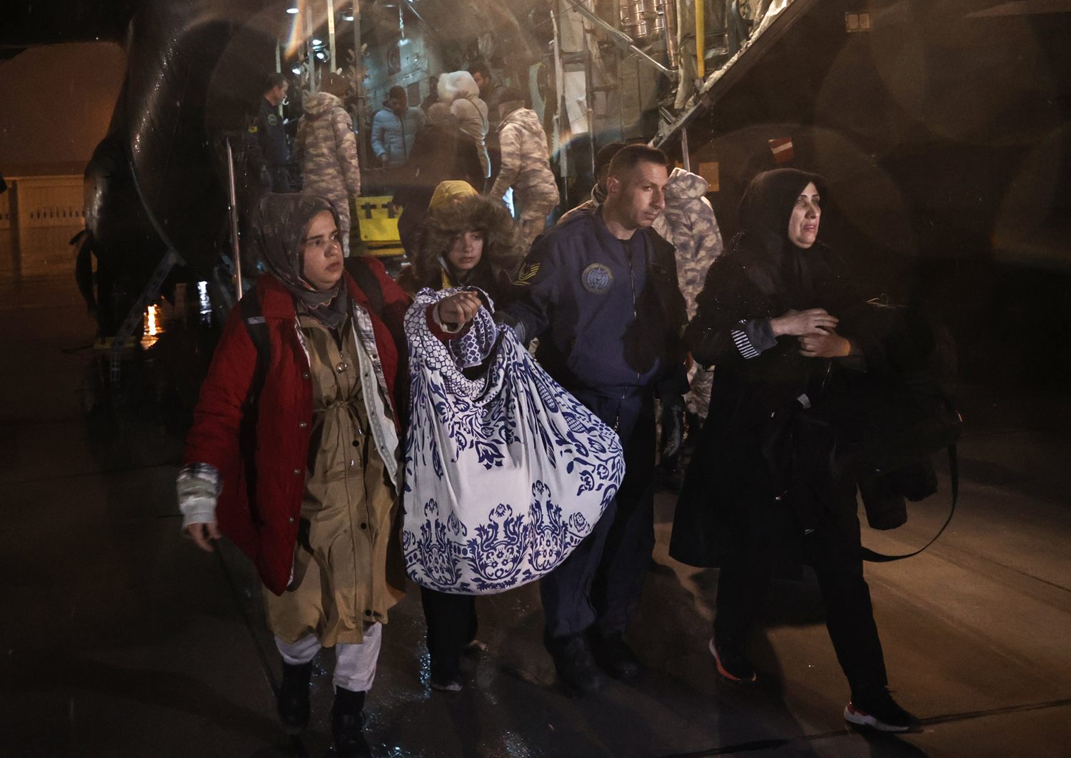 Tahliye talebinde bulunan depremzedeler TSK'n�n kargo u�aklar�yla �stanbul'a getirildi