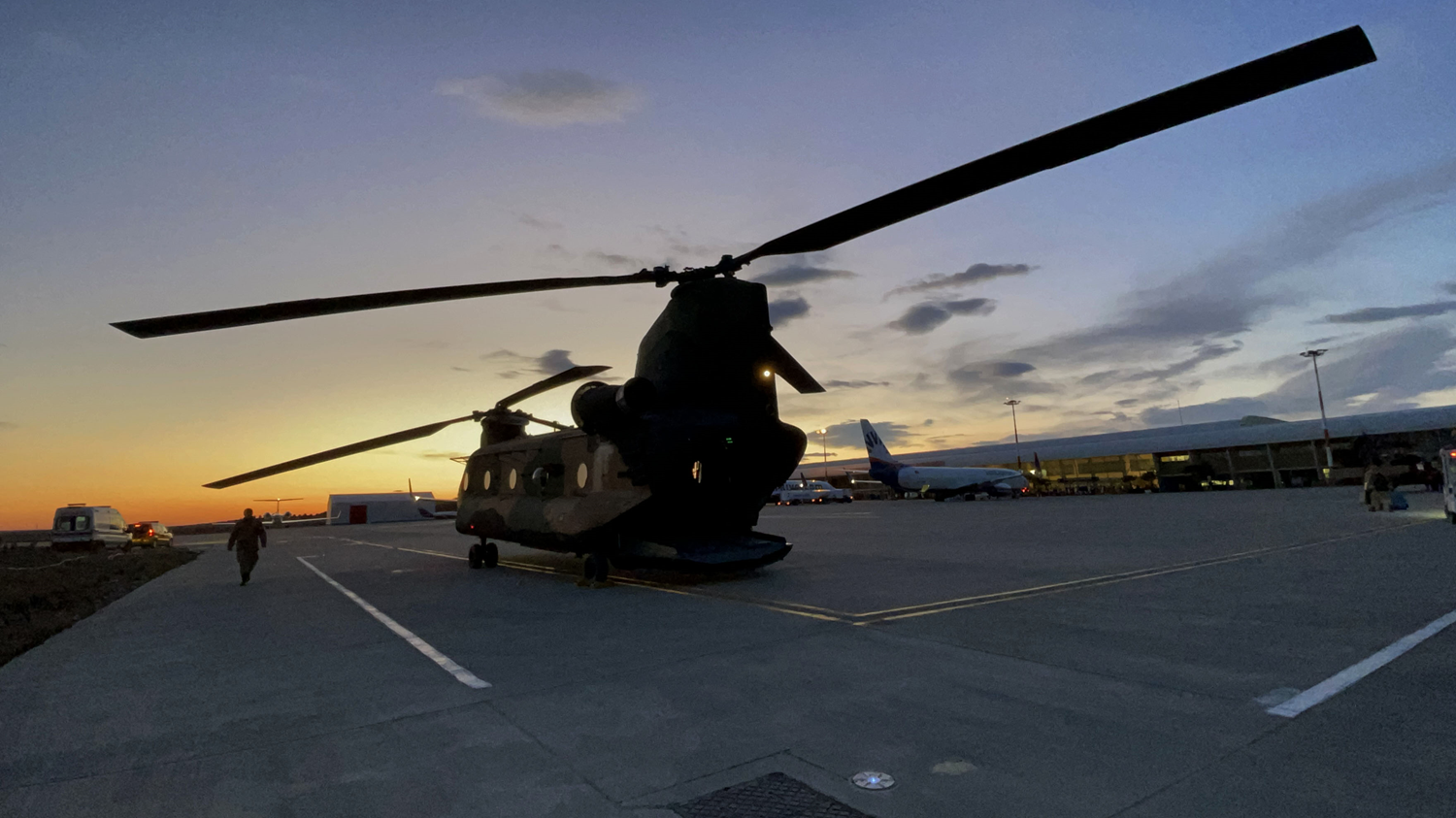 Yabanc� kurtarma ekipleri, TSK'n�n 'u�an kaleleri' ile deprem b�lgesine ta��nd�