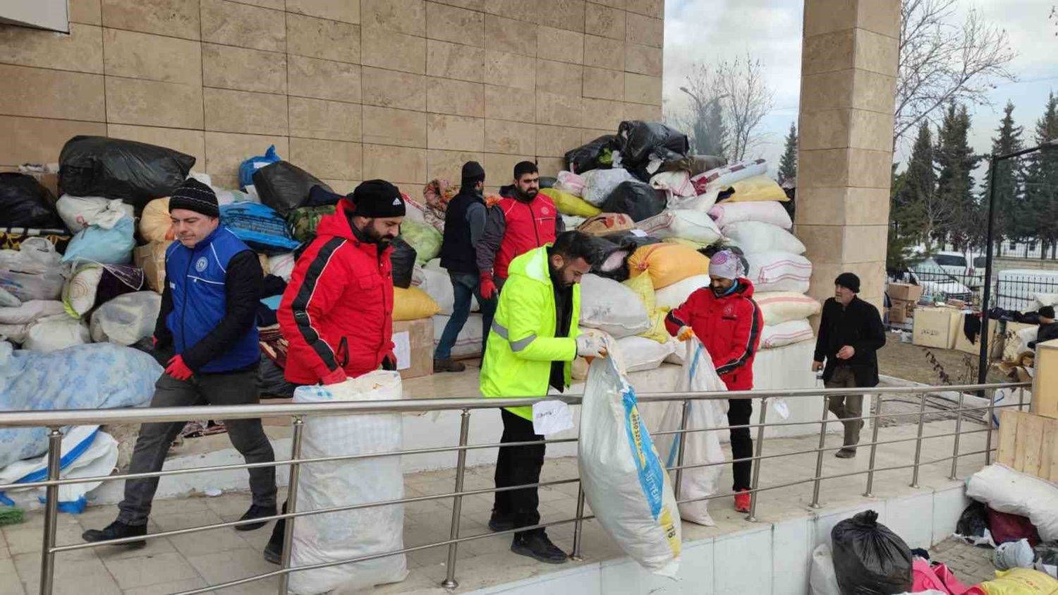 Elaz�� Gen�lik Merkezi'nde yard�m �al��malar� s�r�yor