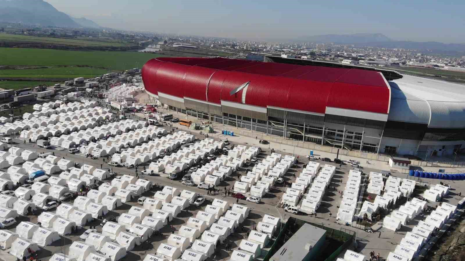 Hatay'da stadyum �evresinde olu�turulan �ad�r kent havadan g�r�nt�lendi