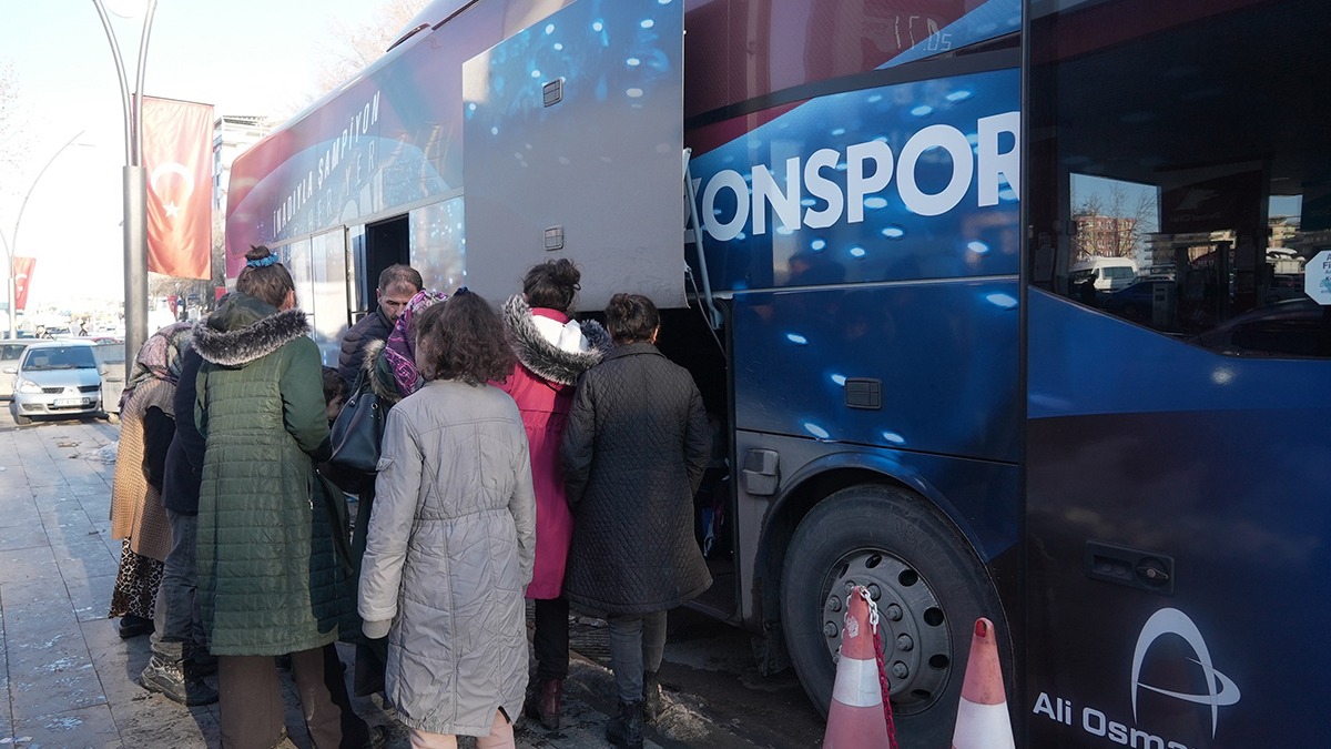 Trabzonspor, Malatya'daki 39 depremzedeyi takm otobs ile Trabzon'a getirdi