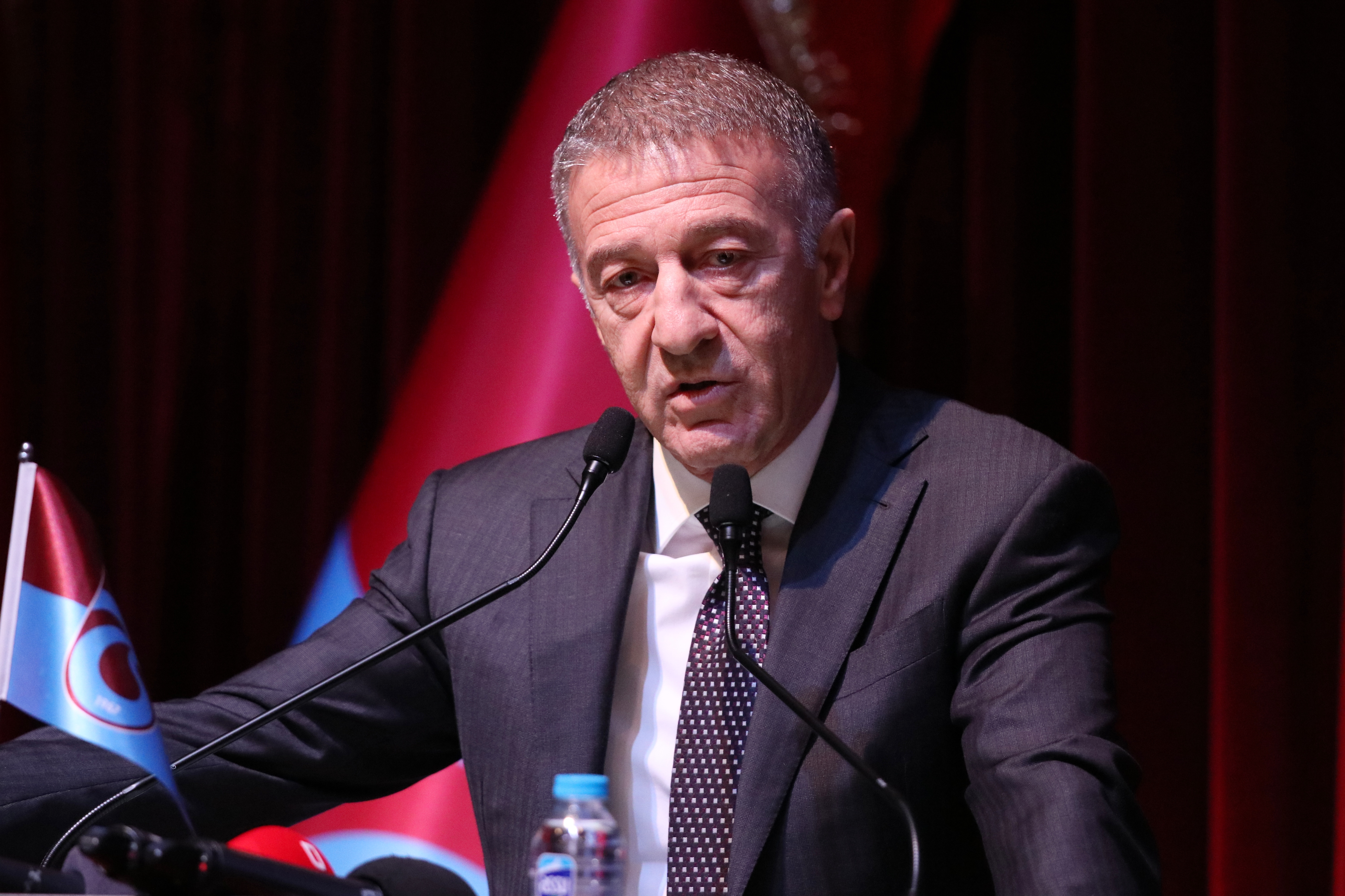 Ahmet A�ao�lu: Basel ma��n�n gelirlerini depremzedelere ba���lama karar� ald�k