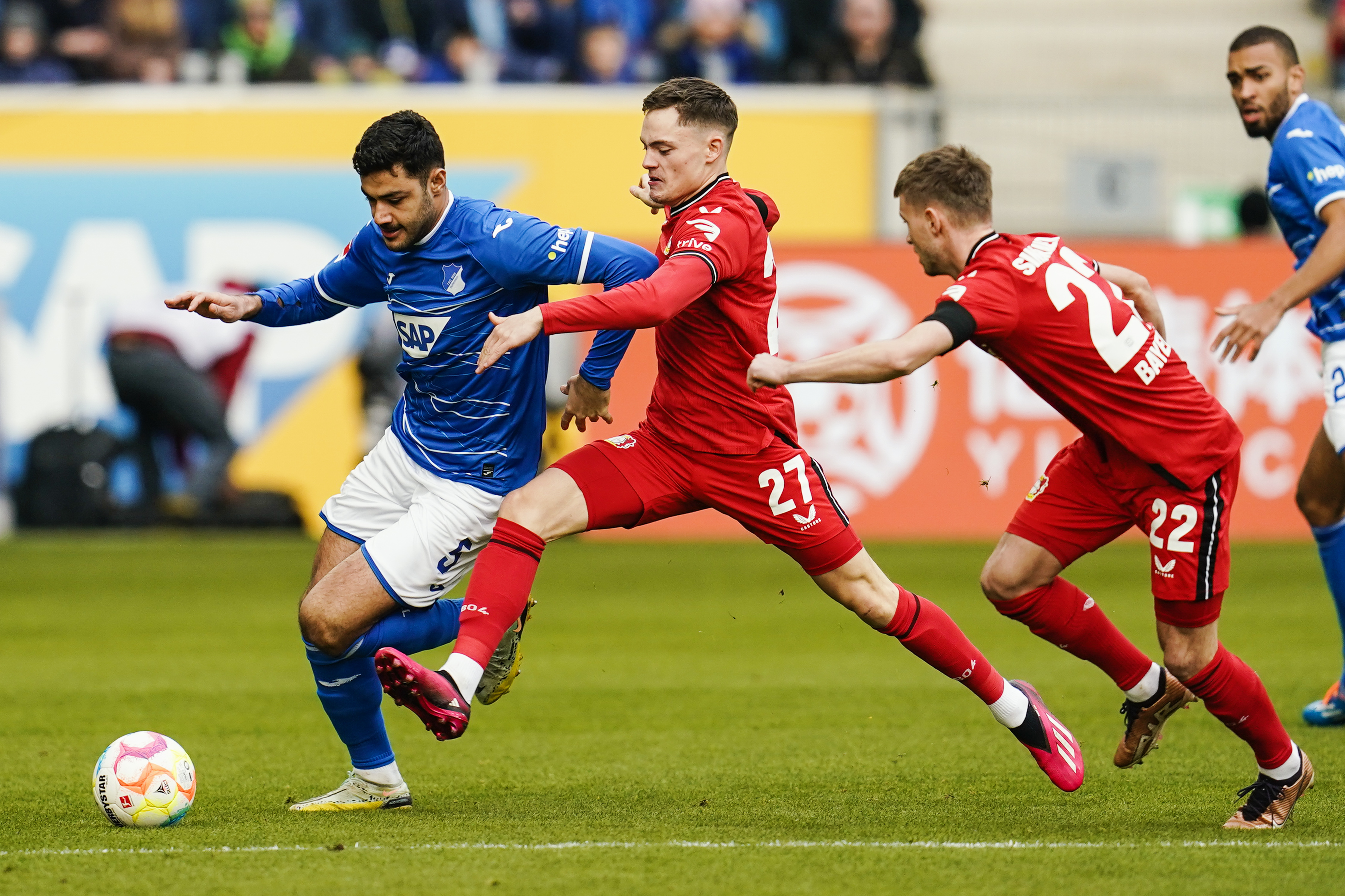 Bayer Leverkusen deplasmanda 3 golle kazand�