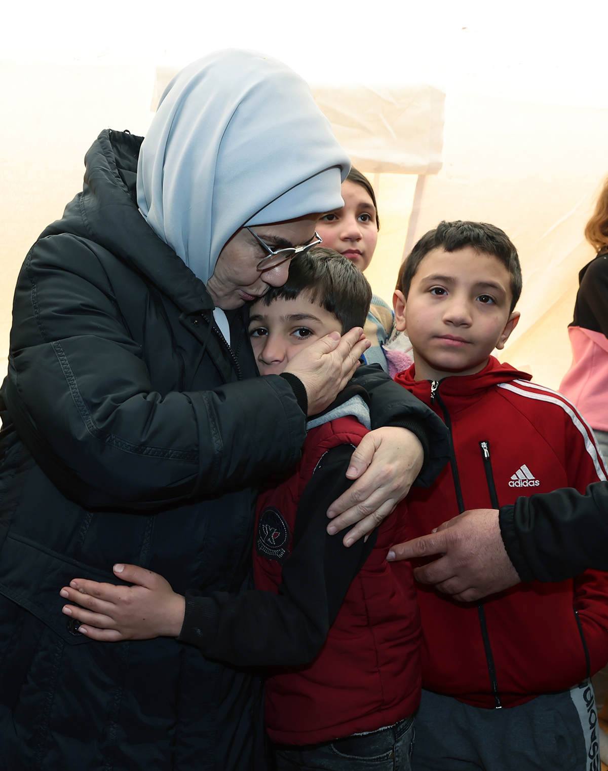 Emine Erdo�an'dan 'Yaralar� tek y�rek olarak saraca��z' payla��m�