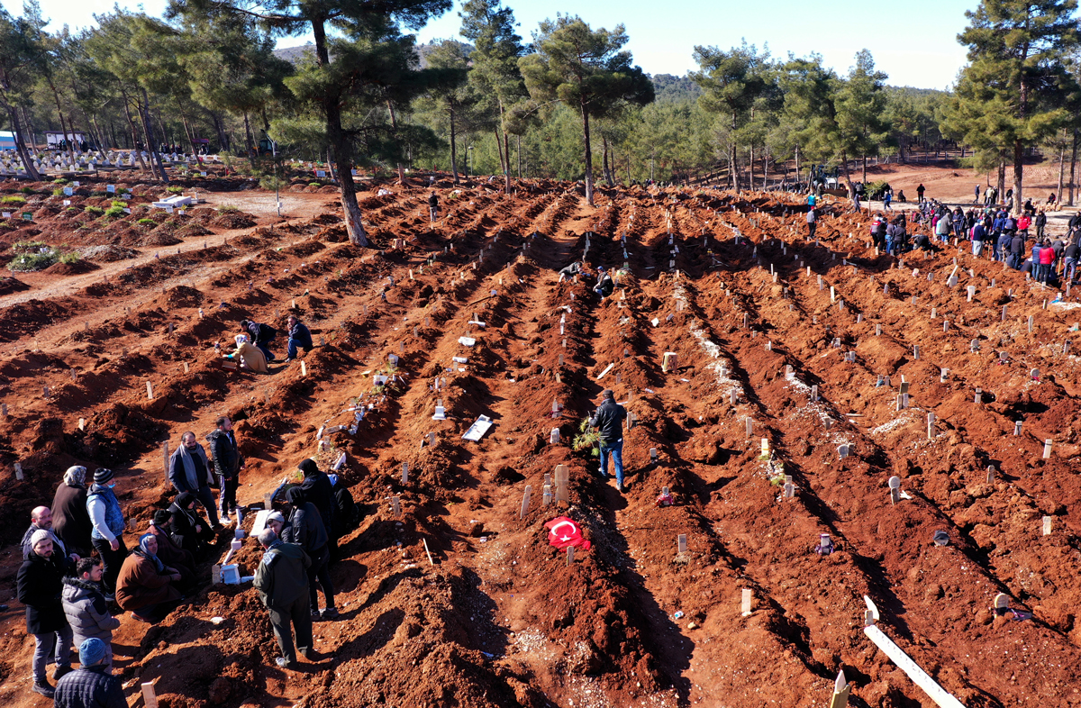 Denizli'de deprem mezarl��� olu�turuldu