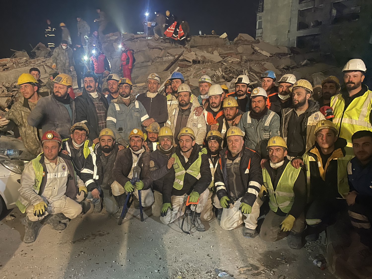 Hatay'da madenciler 160 saat enkaz alt�nda kalan kad�n ve �ocu�a tahkimat yaparak ula�t�