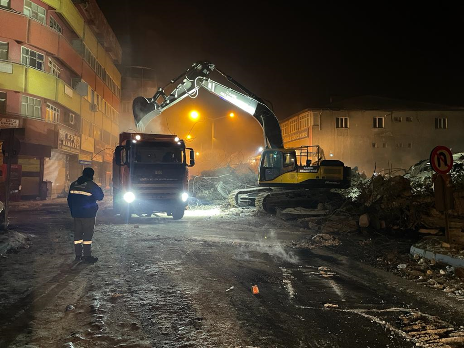 �kinci depremin merkez �ss� Elbistan'da arama kurtarma �al��malar� s�r�yor