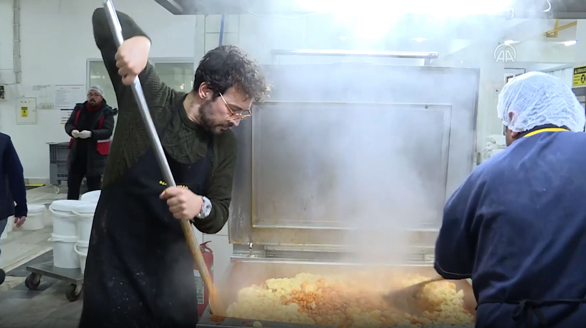 �talyan �ef Danilo, Malatya'da depremzedeler i�in mutfa�a girdi