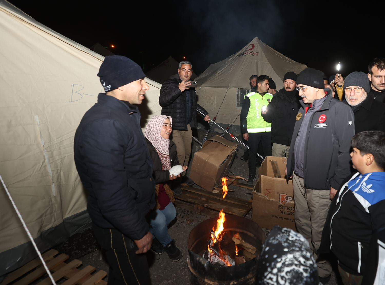 Bakan D�nmez, �skenderun'da �ad�r kentteki depremzedelerle bir araya geldi