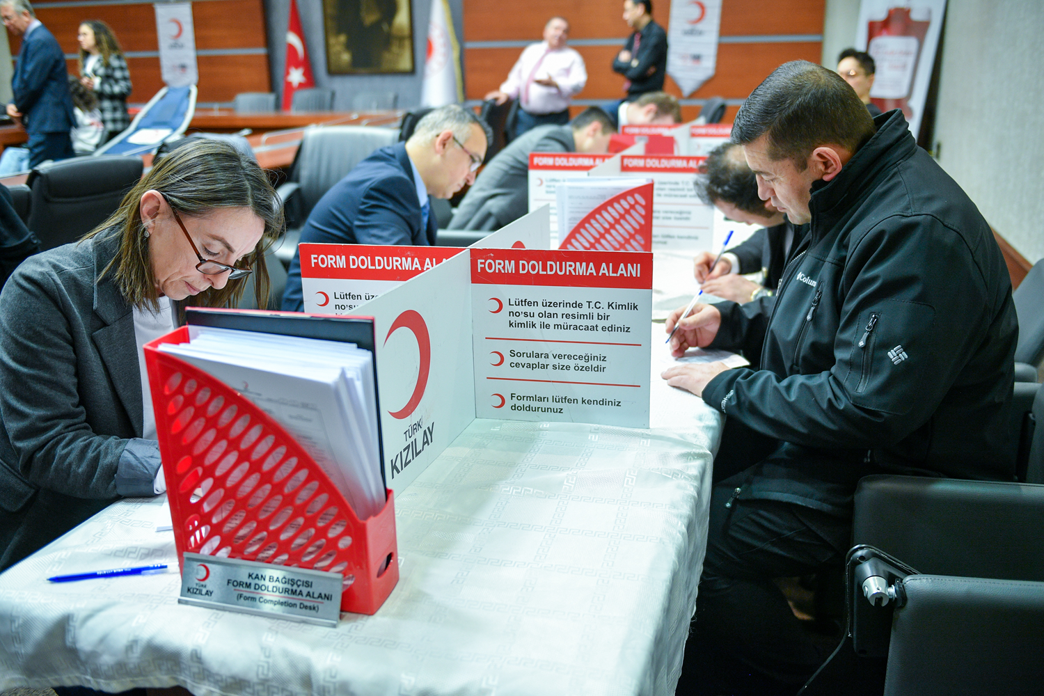Bakanl�k personeli T�rk K�z�lay'a kan ba����nda bulundu