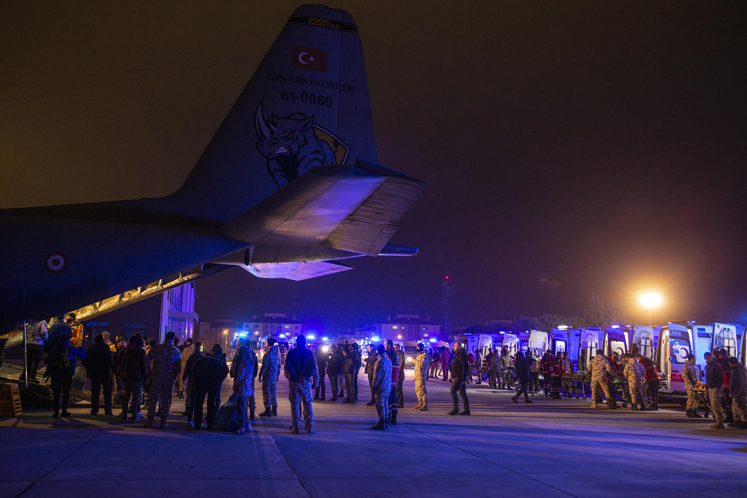 Deprem b�lgesindeki 46 yaral� u�akla �stanbul'a getirildi