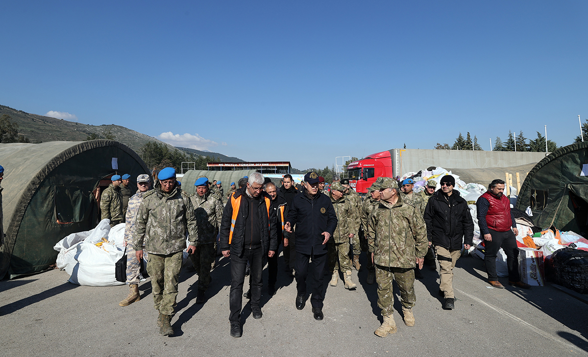 Mehmet�ik her yerde: TSK'dan  deprem b�lgelerine 19 �s