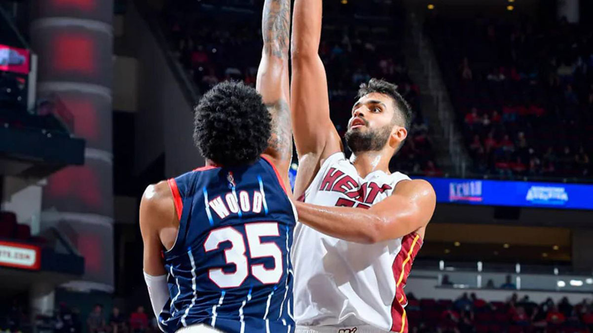 �mer Faruk Yurtseven, depremzedelere destek i�in NBA y�ld�zlar�n�n formalar�n� sat��a ��kard�