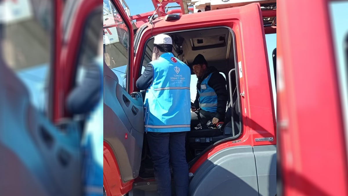 Pazarc�k'ta deprem sonras� ilk ezan okundu