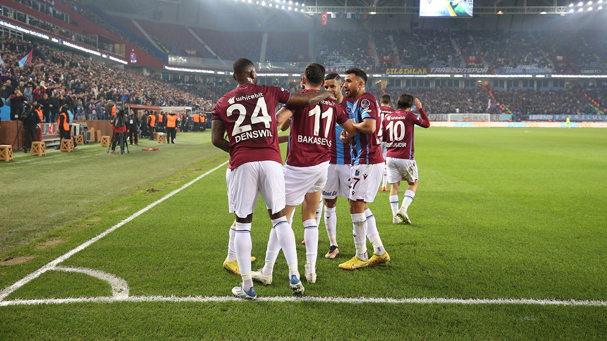 Trabzonspor-Basel ma��n� takip edecek gazetecilerden depremzedelere destek