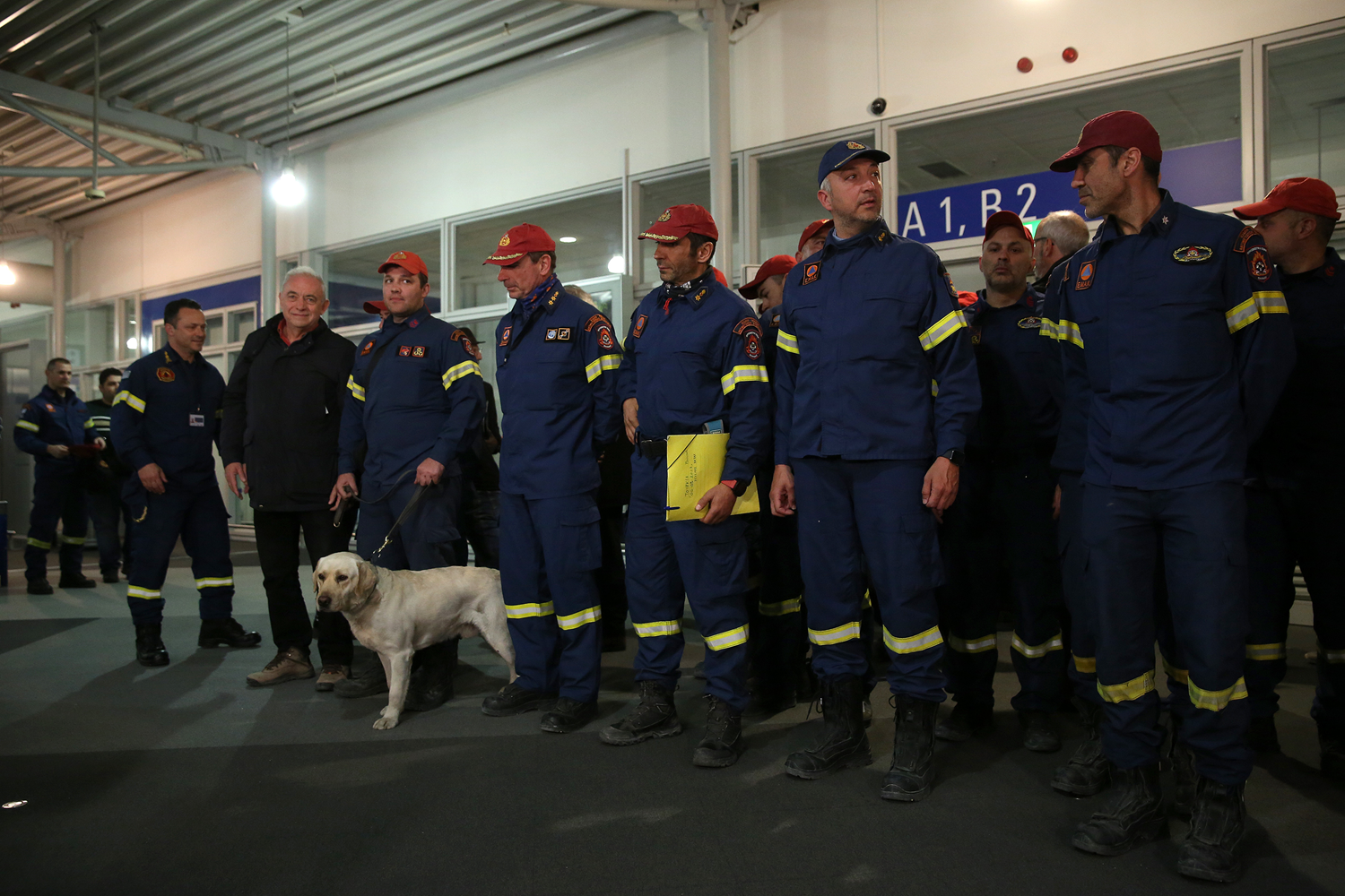 T�rkiye'de arama kurtarma �al��malar�na kat�lan Yunan ekip Atina'ya d�nd�