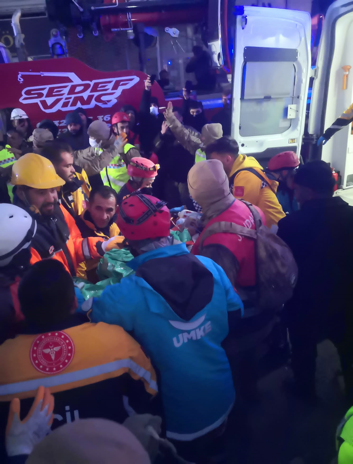 Ad�yaman'dan sevindiren haber! 207 saat sonra enkazdan sa� ��kar�ld�