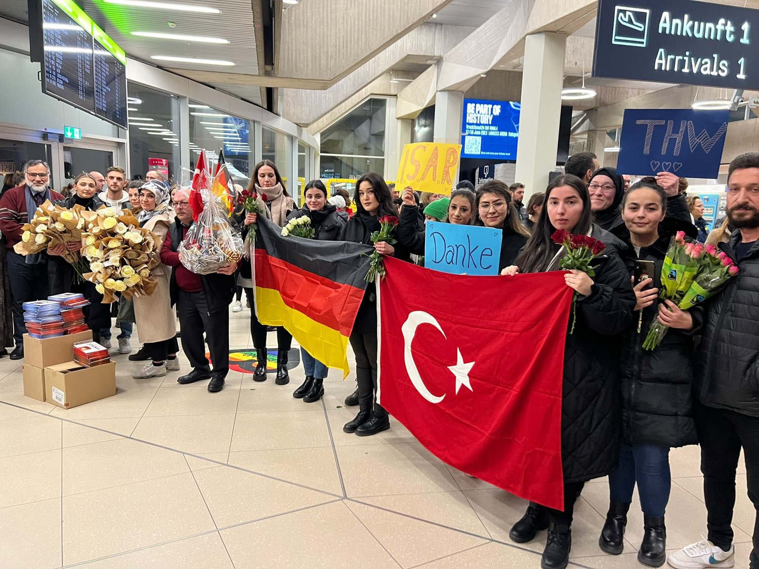 Almanya'dan deprem b�lgesine giden arama kurtarma ekipleri geri d�nd�