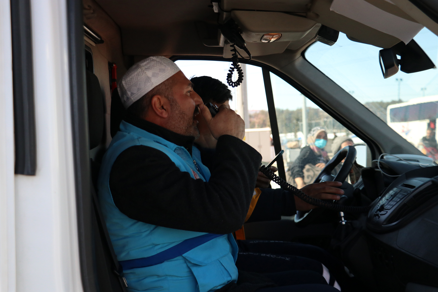 �ad�r kentlerde ezan ve selalar ambulanslardan okunuyor