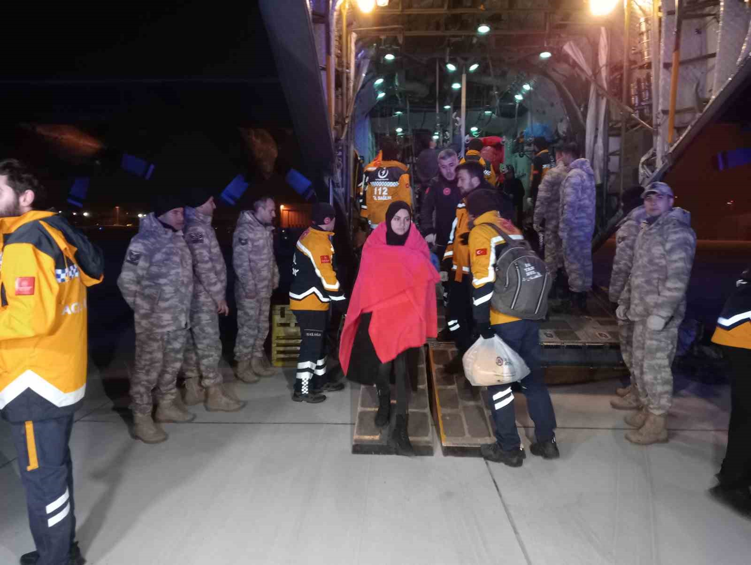 Deprem b�lgesinden 49 yaral� u�akla �stanbul'a getirildi