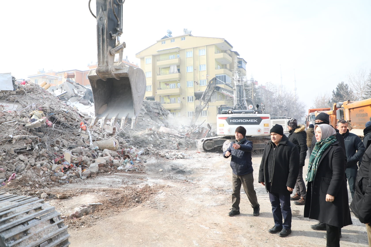 Elbistan'da enkaz kald�rma �al��malar�na ba�land�